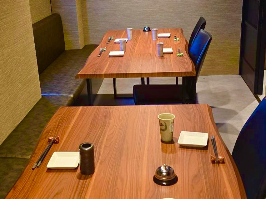 コの字型カウンターと銅製のフードが並ぶ串かつ かばごんの店内
